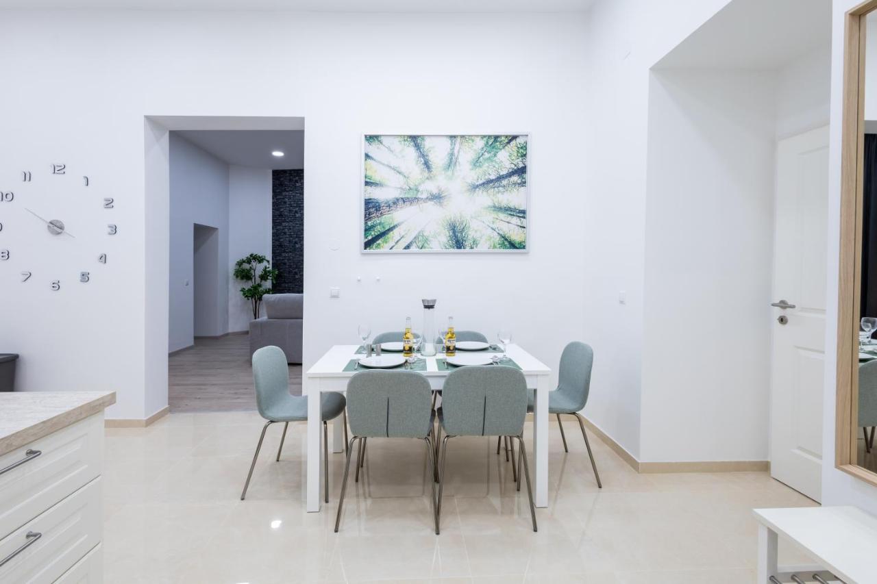 Family Deluxe A Stone Throw From The City Centre And Danube Wina Bagian luar foto