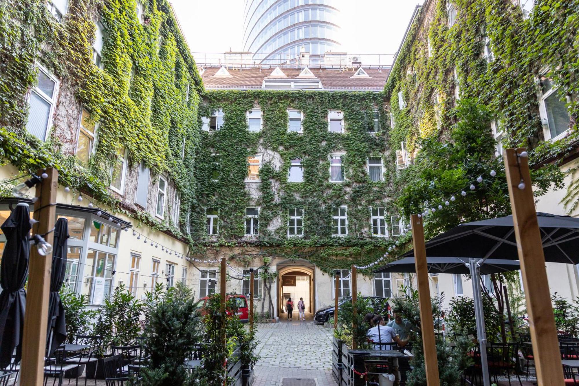 Family Deluxe A Stone Throw From The City Centre And Danube Wina Bagian luar foto